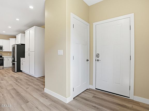5th image of 310 N Doheny St