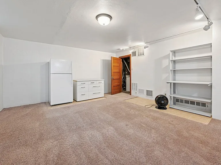 1318 E Willamette Ave — Photo 11