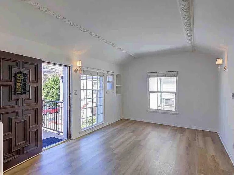 320-322 S Reeves Dr — Photo 3