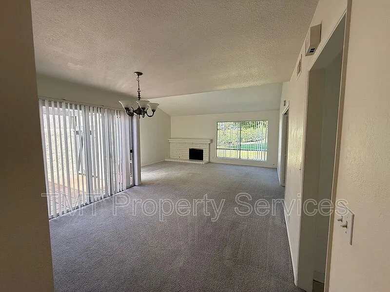 3 bed, 2.0 bath, 1579 sqft, $3,350 — Photo 4