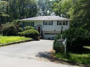 9 Old Coach Rd, Norfolk, MA 02056