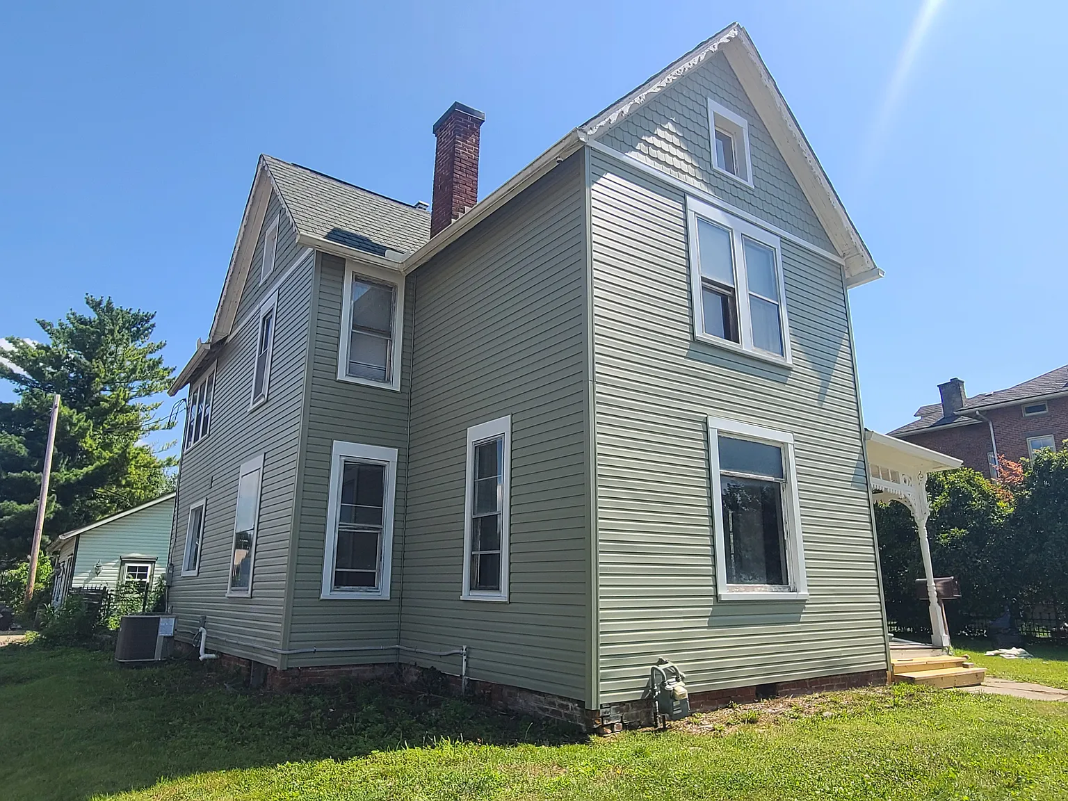 4 bed, 1896 sqft, $2,900 — Photo 2