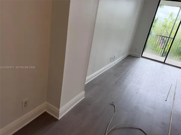 3301 N Country Club Dr APT 407, Aventura, FL 33180