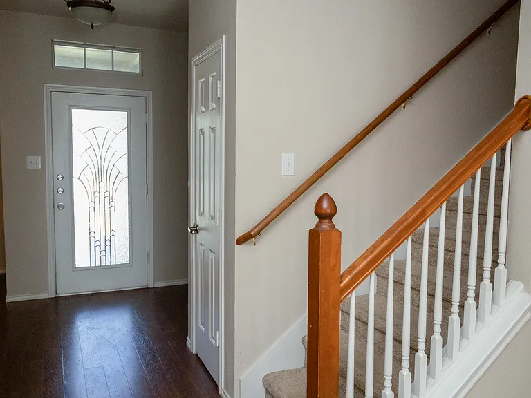 1407 Hazelwood Dr — Photo 3