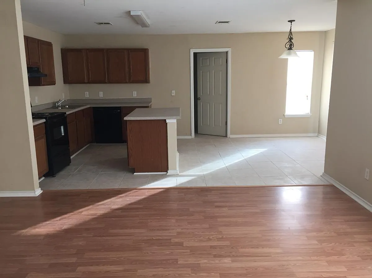 4 bed, 2.5 bath, 2640 sqft, $2,200 — Photo 3