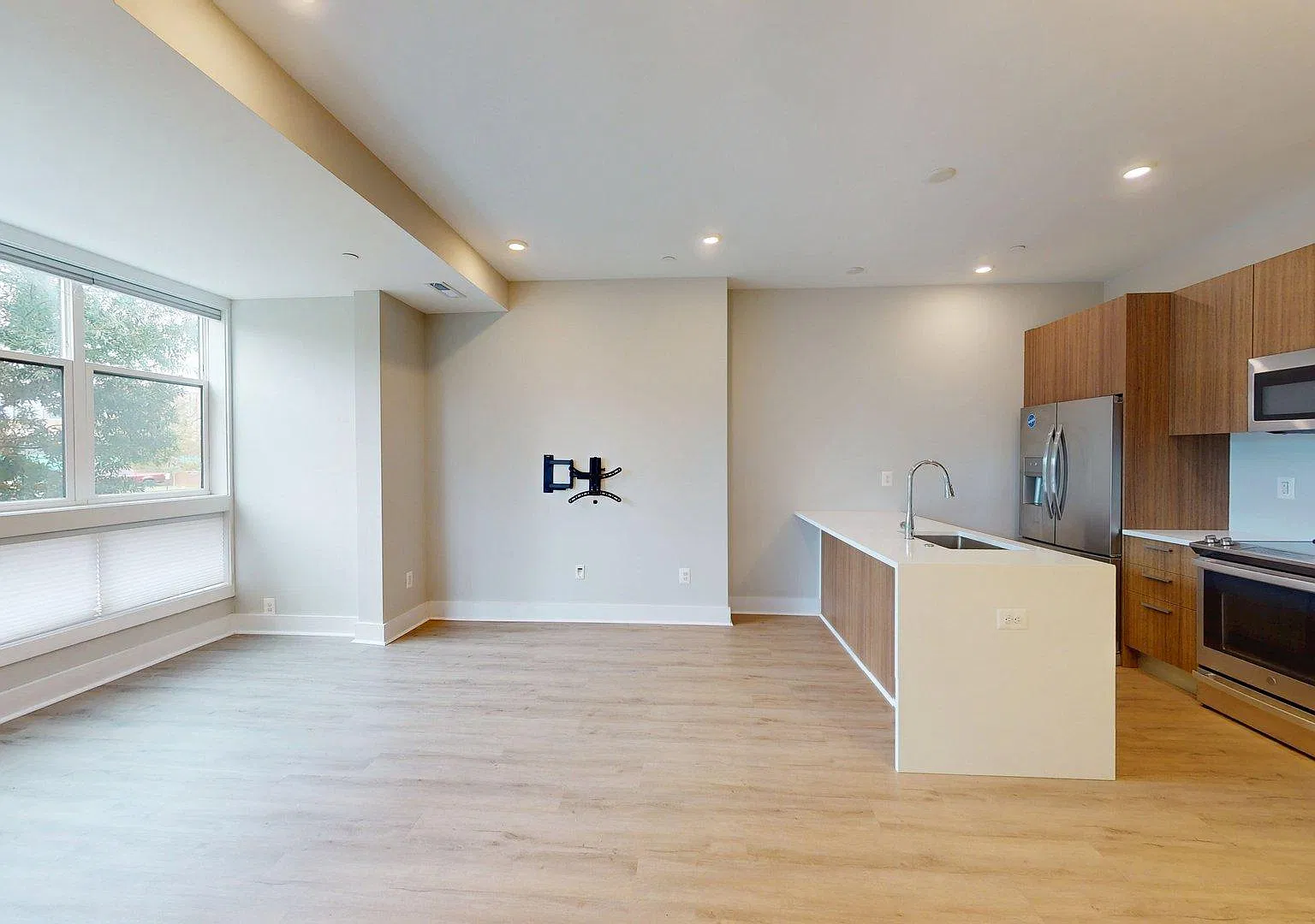2 bed, 1.0 bath, 868 sqft, $2,550 — Photo 2