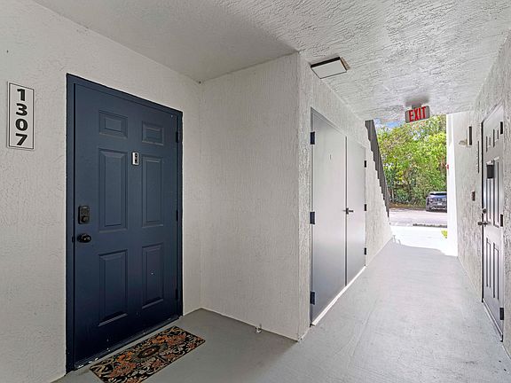 2nd image of 1307 Villa Circle
