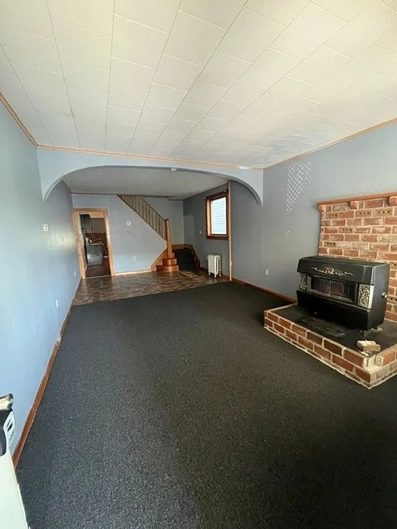 4 Bedroom 1 Bath — Photo 3