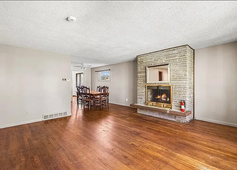 1138 N Glencove Rd — Photo 3