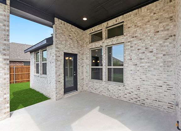 3rd image of 829 Joyse Ln