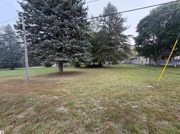 11253 Deer Lake St, Clare, MI 48617