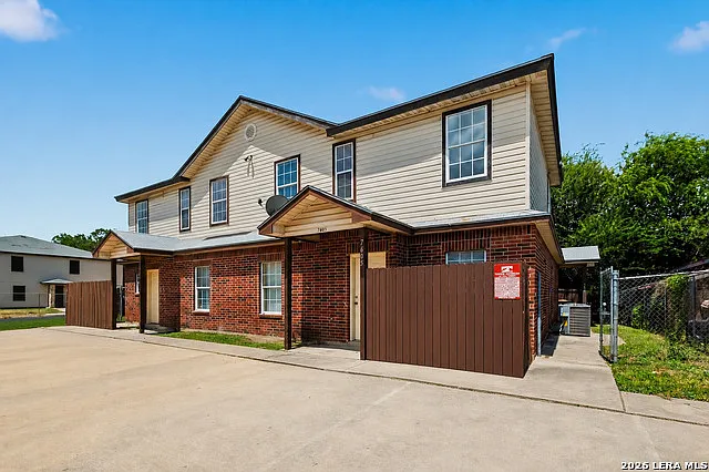 4 bed, 2.0 bath, 1400 sqft, $1,425 — Photo 1