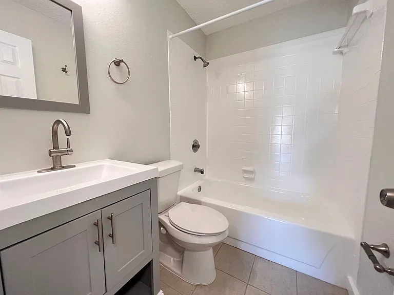 Lakeside Cove Apartments — Photo 14