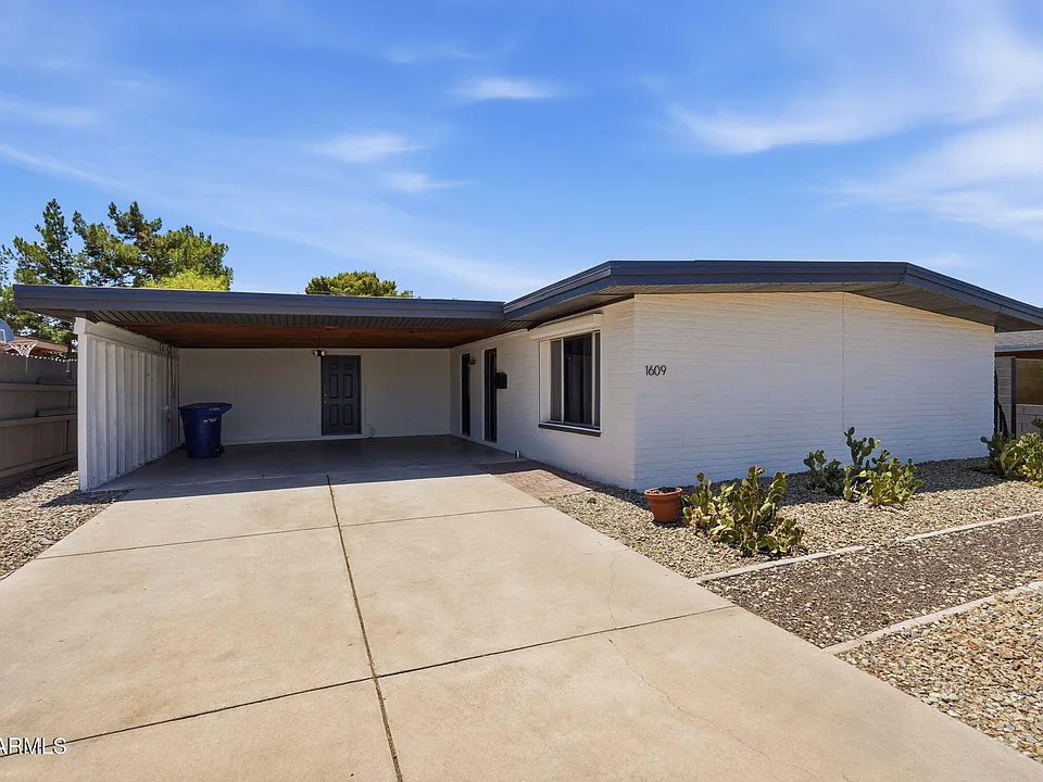 1609 E Gaylon Dr