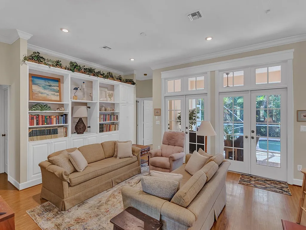 3 bed, 2449 sqft, $10,000 — Photo 2