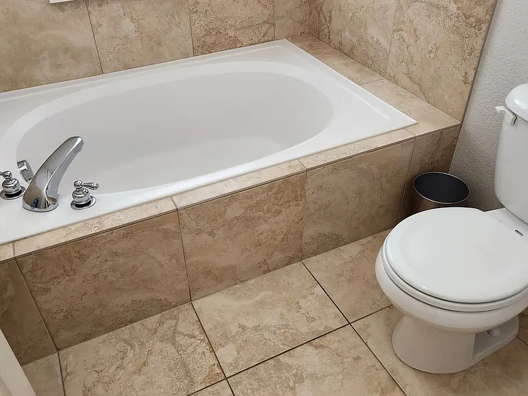 MASTER BATH (TUB)