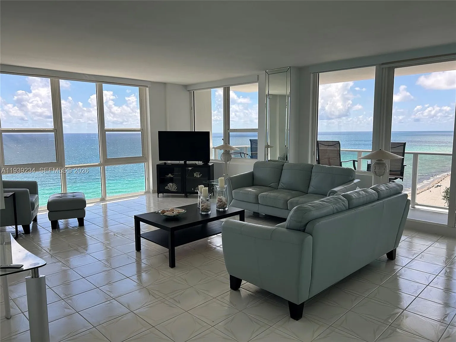 Alexander Towers Condo — Photo 3
