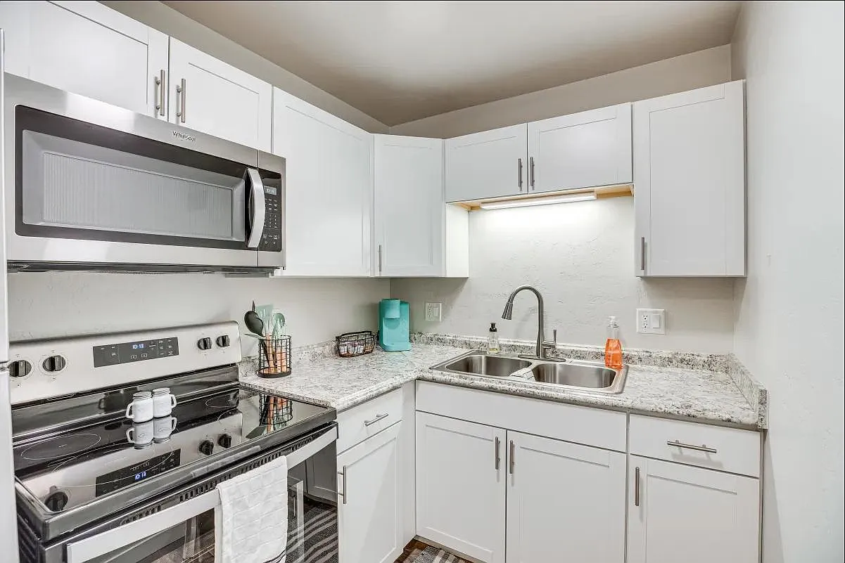 1330 Glenwood Ave — Photo 2