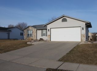 261 Oakbrook Dr, Lake Mills, WI 53551