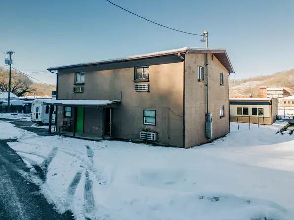 609 Lincoln Ave, Paintsville, KY 41240