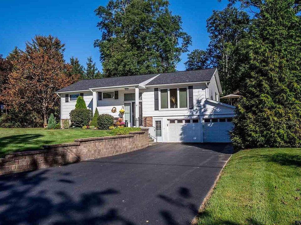 1st image of 10 Greenway Dr