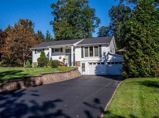 10 Greenway Dr, Glenville, NY 12302