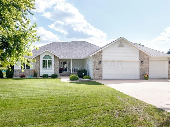 4709 Crystal Creek Dr, Moorhead, MN 56560