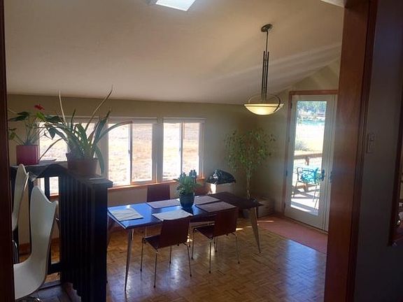 dining roomwith doors to deck