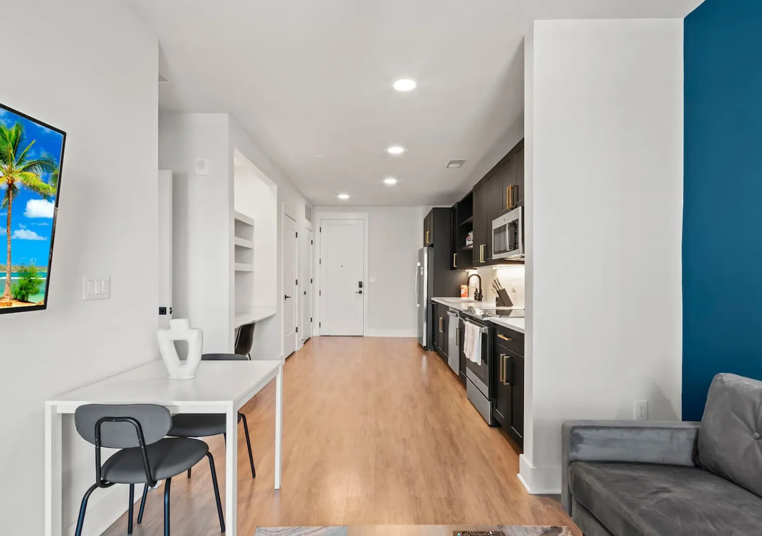 Beautiful 1BD | Walk to Raymond James Stadium — Photo 4