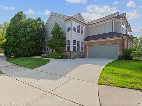 2054 Applewood Dr, Troy, MI 48085