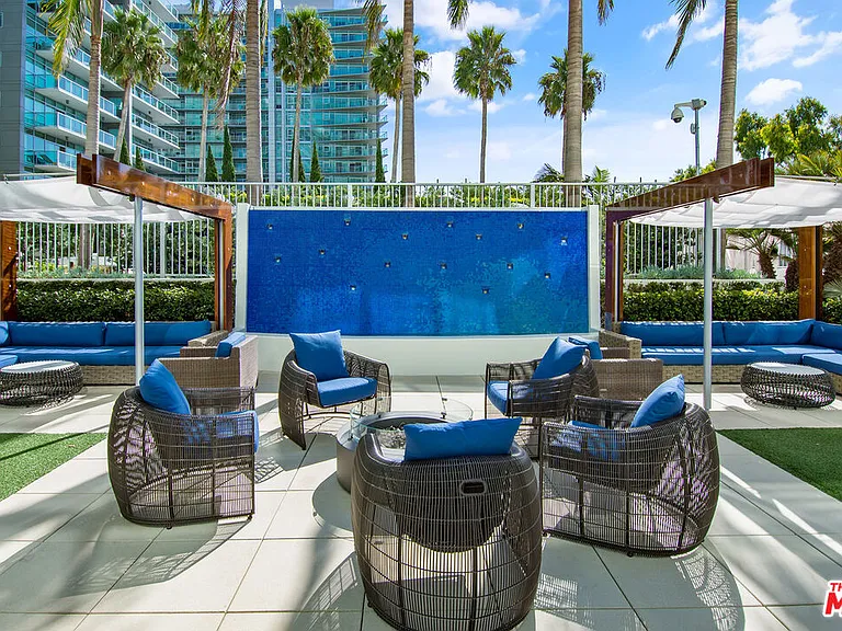 13700 Marina Pointe Dr #1915 — Photo 40