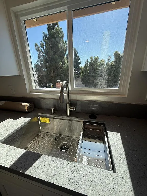 212 W Escalones — Photo 2