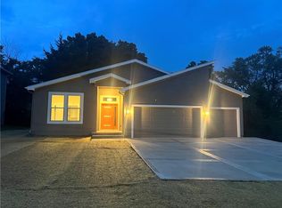 2320 NE 72nd St, Kansas City, MO 64118