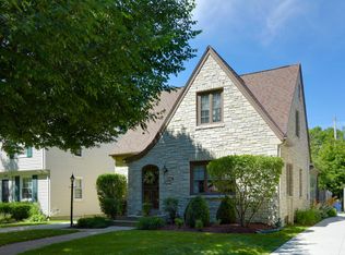 5961 N Bay Ridge Ave, Whitefish Bay, WI 53217