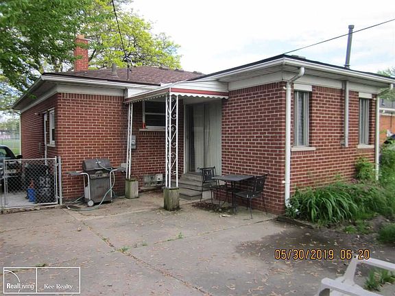 3rd image of 27705 Rockwood St