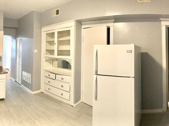 Kitchen has plenty of storage