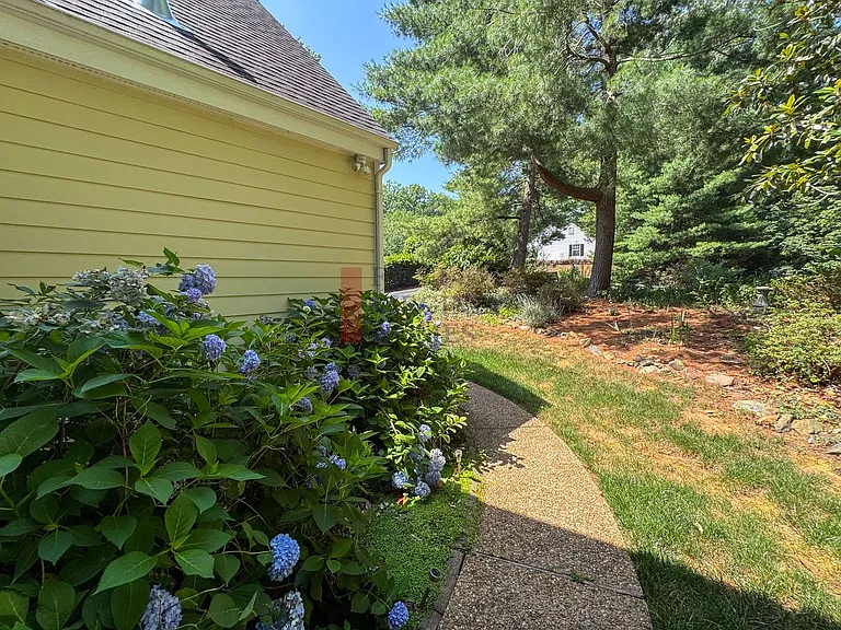 202 Blackthorn Ln — Photo 3