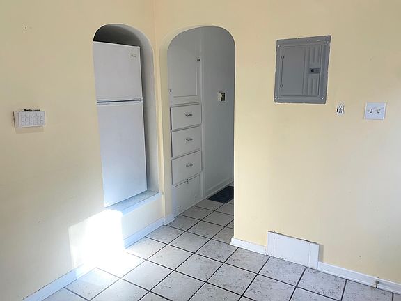 5th image of 725 E Logan Ave