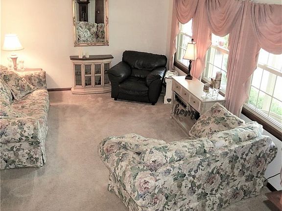 3rd image of 170 Frostwood Dr