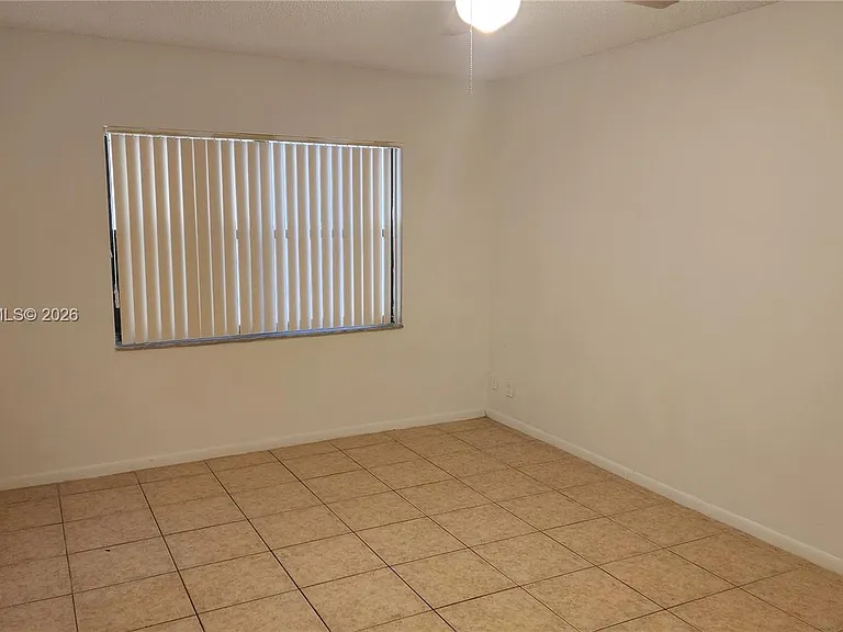 8290 Lake Dr #405 — Photo 6