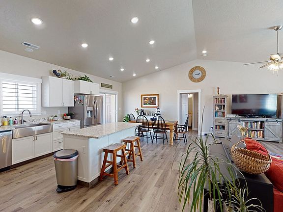 3rd image of 1055 E Canyon Dr