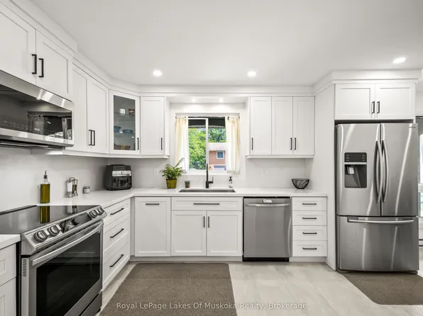 571 David St E, Gravenhurst, ON P1P 1M1