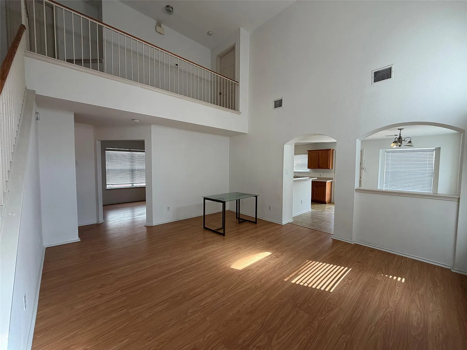 3 bed, 2.5 bath, 1909 sqft, $2,100 — Photo 3