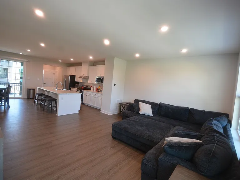 323 E Cochran St — Photo 10
