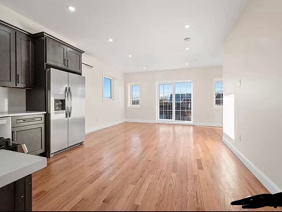 5th image of 125 Bay 8 St #3