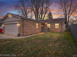39058 Charbeneau St, Clinton Township, MI 48036