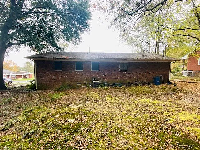 914 Chesterfield Dr — Photo 2