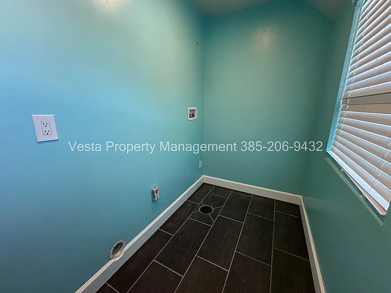 2521 Gramercy Ave #1 — Photo 11
