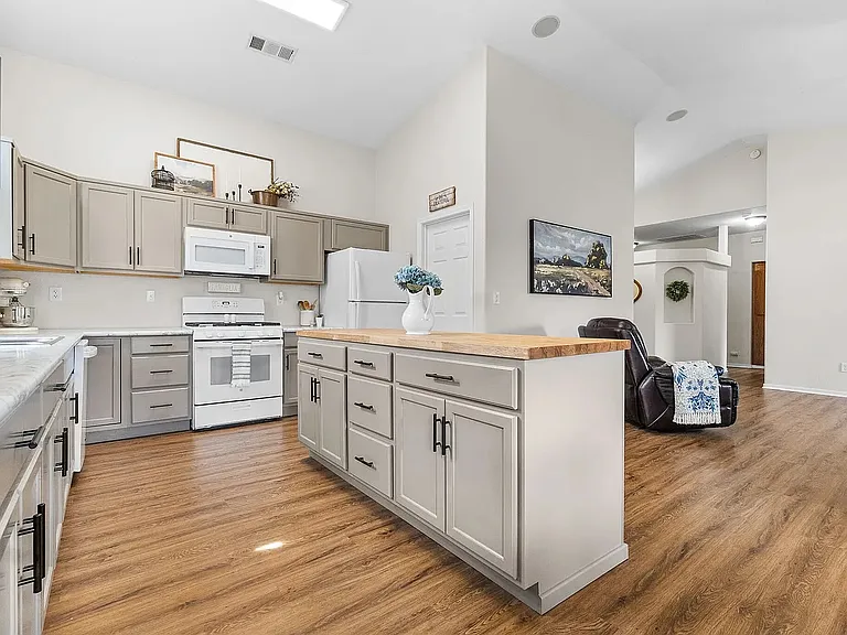 7364 Ensminger Ave — Photo 2