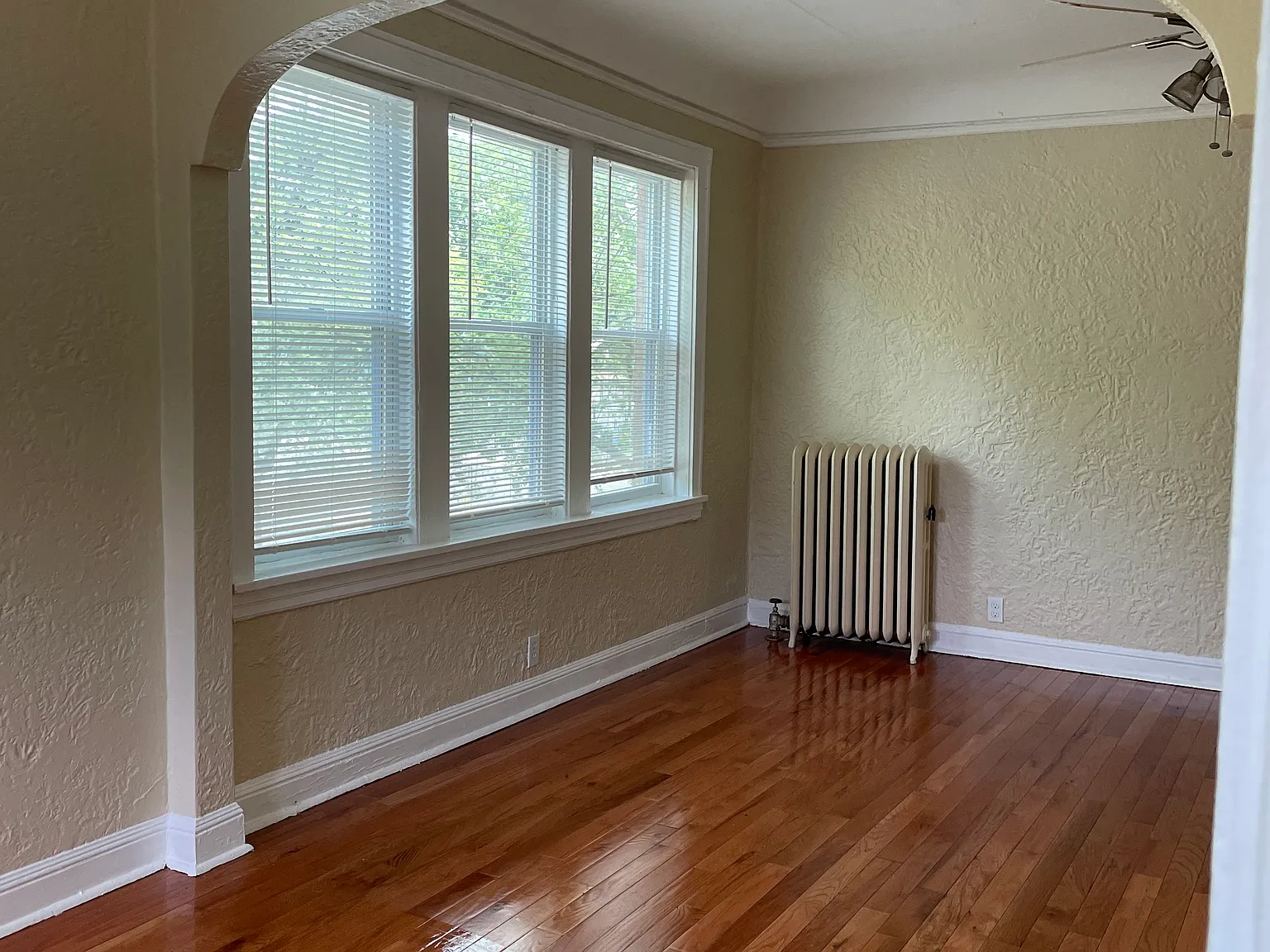 702 W Glen Flora Ave — Photo 2
